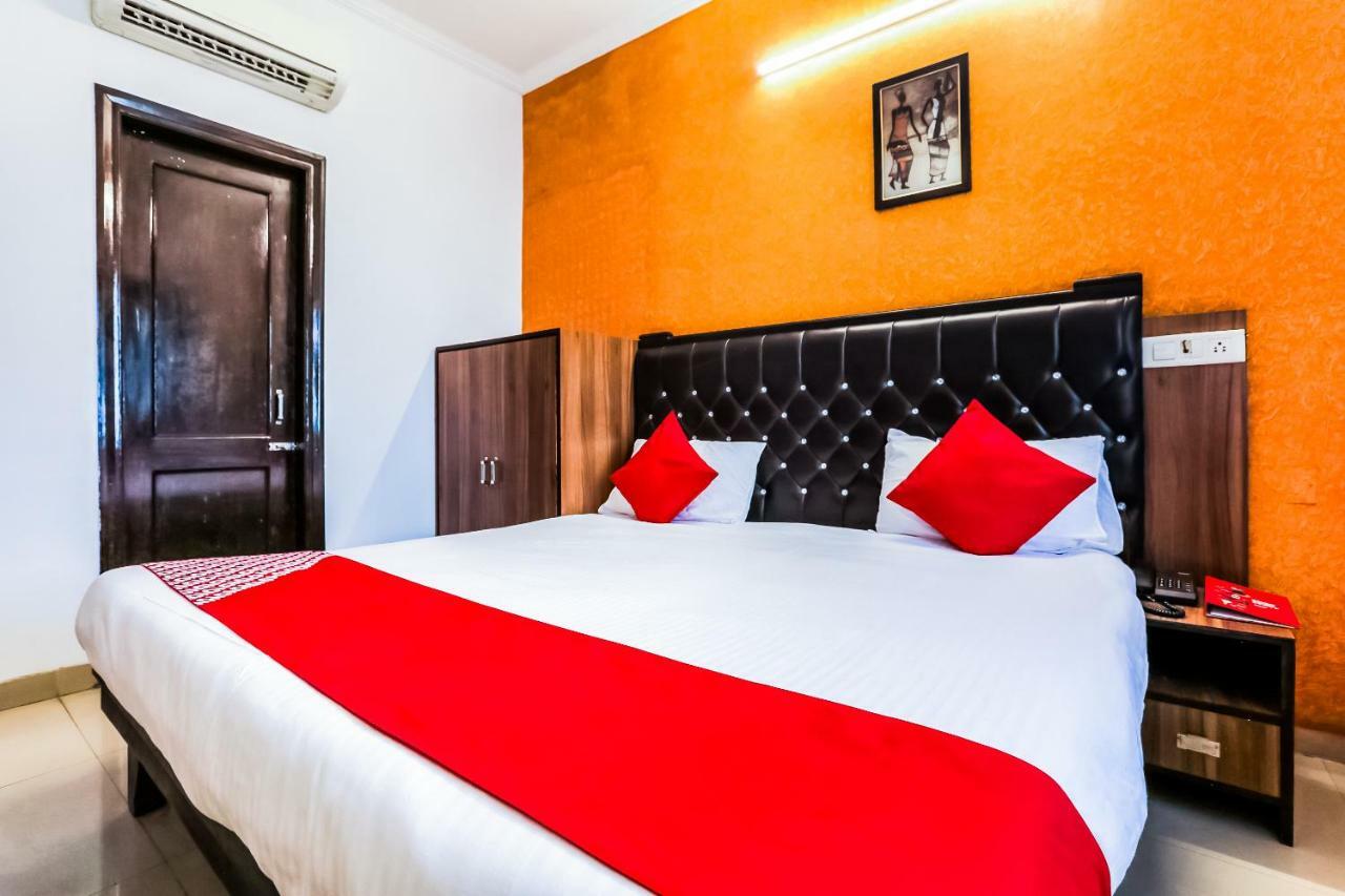 Oyo Flagship 37488 R V Regency Hotel 3*